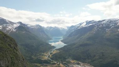 Loen üzerinde panorama manzarası ve Nordfjord, Norveç 'in iç kısmı. Norveç 'teki Leon Skylift' ten Lovatnet Gölü. Eski Leon Norveç Skylift Dağı, Hoven Zirvesi 'nden Leon Köyü, 