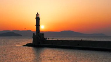 Geceleri Chania kasabası, Deniz feneri, İHA çekimi, Girit, Yunanistan, Chania 'nın muhteşem deniz feneri, Güzel Eski Şehir, Yunanistan ve en güzel manzaralı yerleri ile havadan görünüşü - eski güzel kasaba manzarası 