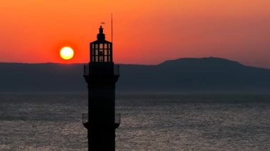 Geceleri Chania kasabası, Deniz feneri, İHA çekimi, Girit, Yunanistan, Chania 'nın muhteşem deniz feneri, Güzel Eski Şehir, Yunanistan ve en güzel manzaralı yerleri ile havadan görünüşü - eski güzel kasaba manzarası 