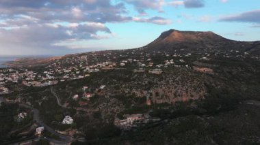 Girit adasındaki gökyüzü manzarası masmavi suyla, Yunanistan, Avrupa, Girit 'in güneyinde güzel, egzotik bir ada, inanılmaz Altın Sahili, adanın en güzel ve en iyi plajları