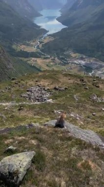 İnsansız hava aracı kızdan, Aerial View 'dan, Panorama' dan Loen 'e ve Nordfjord, Norveç' in iç kısımlarına uçuyor. Norveç 'teki Leon Skylift' ten Lovatnet Gölü. Eski Leon Norveç Skylift Dağı, Köy