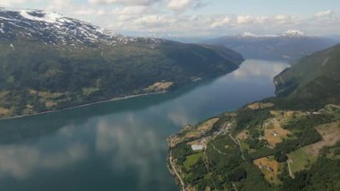 Loen üzerinde panorama manzarası ve Nordfjord, Norveç 'in iç kısmı. Norveç 'teki Leon Skylift' ten Lovatnet Gölü. Eski Leon Norveç Skylift Dağı, Hoven Zirvesi 'nden Leon Köyü, 