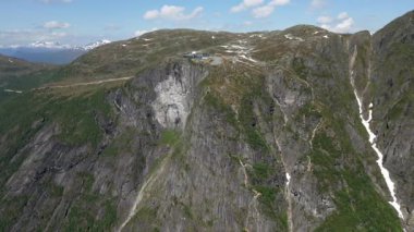 Loen üzerinde panorama manzarası ve Nordfjord, Norveç 'in iç kısmı. Norveç 'teki Leon Skylift' ten Lovatnet Gölü. Eski Leon Norveç Skylift Dağı, Hoven Zirvesi 'nden Leon Köyü, 