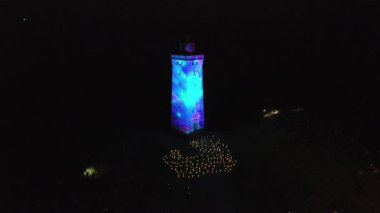Gece Feneri Rubjerg Knude 'deki deniz fenerinde lazer ışığı gösterisi Danimarka Kuzey Denizi kıyısındaki kum tepeleri klasik tarz Danimarka, Avrupa, Güzel Peyzaj