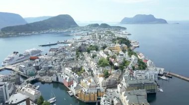 Oslo Şehir Limanı Norveç Havacılık Manzarası Oslo şehir merkezi için uçan dron 'dan güzel panoramik hava manzarası. Güneşli bir yaz gününde denizin arka planında dağlar ve mavi gökyüzü 