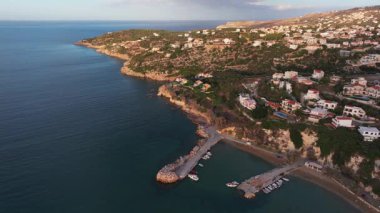 Girit adasındaki gökyüzü manzarası masmavi suyla, Yunanistan, Avrupa, Girit 'in güneyinde güzel, egzotik bir ada, inanılmaz Altın Sahili, adanın en güzel ve en iyi plajları