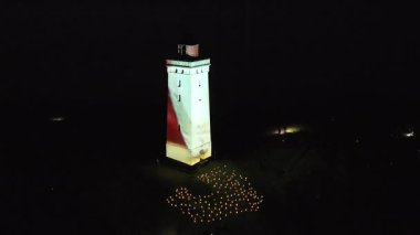 Gece Feneri Rubjerg Knude 'deki deniz fenerinde lazer ışığı gösterisi Danimarka Kuzey Denizi kıyısındaki kum tepeleri klasik tarz Danimarka, Avrupa, Güzel Peyzaj