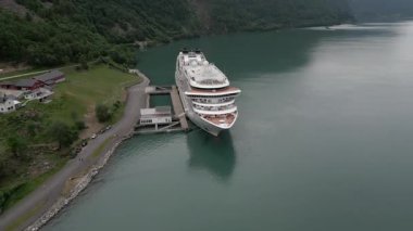 Skjolden, Norveç 27 Nisan 2024. Göl manzaralı göl manzaralı gökyüzü, Skjolden, Norveç manzaralı fiyort, dağ sıralı göl manzaralı şelale manzaralı dağ vadisi manzaralı 