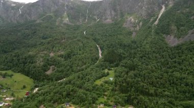 Göl manzaralı dağ manzaralı göl manzaralı gökyüzü, Skjolden, Norveç manzaralı fiyort, dağ sıralı göl manzaralı şelale manzaralı eski ahşap evli dağ vadisi, renkli göl manzaralı