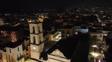 Gece vakti Chania kasabası, İHA çekimi, Girit, Yunanistan, Chania 'nın muhteşem deniz feneri, Güzel Eski Şehir, Yunanistan ve en güzel manzaralı yerleri ile havadan görünüşü - pitoresk eski kasaba manzarası 