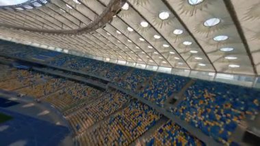 FPV uçuşu, Stadyum. Gece gündüz şehir manzarası. Yukarıdan aydınlık stadyuma kadar oyunlar ve taraftarlarla dolu bir manzara. Stadyum, Kiev, Ukrayna, Futbol stadyumu sahası, futbol arka planı, açık hava sporları 
