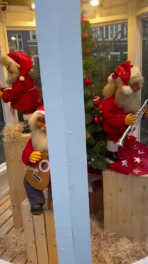 Noel Baba oyuncakları ve Noel ağaçlarını taşıyor Yeni yıl süslemeleri panayırda, Noel süslemeleri