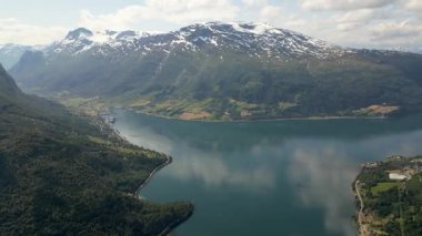 Loen üzerinde panorama manzarası ve Nordfjord, Norveç 'in iç kısmı. Norveç 'teki Leon Skylift' ten Lovatnet Gölü. Eski Leon Norveç Skylift Dağı, Hoven Zirvesi 'nden Leon Köyü, 