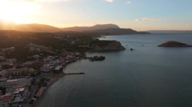 Girit adasındaki gökyüzü manzarası masmavi suyla, Yunanistan, Avrupa, Girit 'in güneyinde güzel, egzotik bir ada, inanılmaz Altın Sahili, adanın en güzel ve en iyi plajları