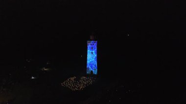 Gece Feneri Rubjerg Knude 'deki deniz fenerinde lazer ışığı gösterisi Danimarka Kuzey Denizi kıyısındaki kum tepeleri klasik tarz Danimarka, Avrupa, Güzel Peyzaj