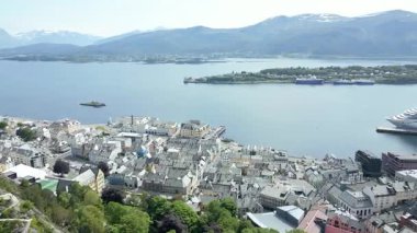 Oslo Şehir Limanı Norveç Havacılık Manzarası Oslo şehir merkezi için uçan dron 'dan güzel panoramik hava manzarası. Güneşli bir yaz gününde denizin arka planında dağlar ve mavi gökyüzü 