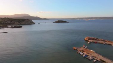 Girit adasındaki gökyüzü manzarası masmavi suyla, Yunanistan, Avrupa, Girit 'in güneyinde güzel, egzotik bir ada, inanılmaz Altın Sahili, adanın en güzel ve en iyi plajları
