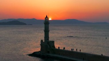 Geceleri Chania kasabası, Deniz feneri, İHA çekimi, Girit, Yunanistan, Chania 'nın muhteşem deniz feneri, Güzel Eski Şehir, Yunanistan ve en güzel manzaralı yerleri ile havadan görünüşü - eski güzel kasaba manzarası 