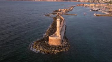 Muhteşem deniz feneri Yunanistan 'la Chania' nın havadan görünüşü. Güzel Eski şehir, Yunanistan ve en güzel manzaralı yerler - eski Chania kentinin manzaralı manzarası. Girit Adası, Panoramik, Seyahat Kavramları