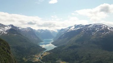 Loen üzerinde panorama manzarası ve Nordfjord, Norveç 'in iç kısmı. Norveç 'teki Leon Skylift' ten Lovatnet Gölü. Eski Leon Norveç Skylift Dağı, Hoven Zirvesi 'nden Leon Köyü, 
