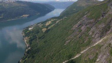 Loen üzerinde panorama manzarası ve Nordfjord, Norveç 'in iç kısmı. Norveç 'teki Leon Skylift' ten Lovatnet Gölü. Eski Leon Norveç Skylift Dağı, Hoven Zirvesi 'nden Leon Köyü, 