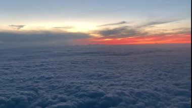 Norveç 'te gezinti. Bottan fiyordun manzarası, tekneden dağların manzarası, şelaleler, yolcu gemileri ve hassas tekneler turistleri gemiden kıyıya taşıyan mavi gökyüzü ile güzel bir günde