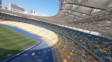 FPV uçuşu, Stadyum. Gece gündüz şehir manzarası. Yukarıdan aydınlık stadyuma kadar oyunlar ve taraftarlarla dolu bir manzara. Stadyum, Kiev, Ukrayna, Futbol stadyumu sahası, futbol arka planı, açık hava sporları 