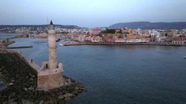 Muhteşem deniz feneri Yunanistan 'la Chania' nın havadan görünüşü. Güzel Eski şehir, Yunanistan ve en güzel manzaralı yerler - eski Chania kentinin manzaralı manzarası. Girit Adası, Panoramik, Seyahat Kavramları