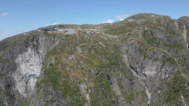 Loen üzerinde panorama manzarası ve Nordfjord, Norveç 'in iç kısmı. Norveç 'teki Leon Skylift' ten Lovatnet Gölü. Eski Leon Norveç Skylift Dağı, Hoven Zirvesi 'nden Leon Köyü, 