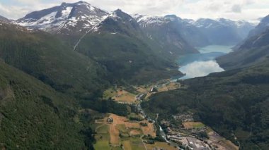 Loen üzerinde panorama manzarası ve Nordfjord, Norveç 'in iç kısmı. Norveç 'teki Leon Skylift' ten Lovatnet Gölü. Eski Leon Norveç Skylift Dağı, Hoven Zirvesi 'nden Leon Köyü, 