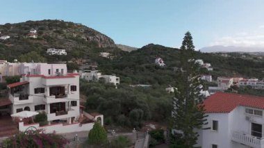 Girit adasındaki gökyüzü manzarası masmavi suyla, Yunanistan, Avrupa, Girit 'in güneyinde güzel, egzotik bir ada, inanılmaz Altın Sahili, adanın en güzel ve en iyi plajları