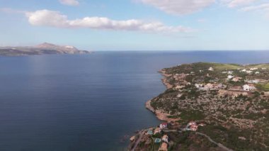 Girit adasındaki gökyüzü manzarası masmavi suyla, Yunanistan, Avrupa, Girit 'in güneyinde güzel, egzotik bir ada, inanılmaz Altın Sahili, adanın en güzel ve en iyi plajları