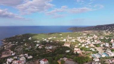 Girit adasındaki gökyüzü manzarası masmavi suyla, Yunanistan, Avrupa, Girit 'in güneyinde güzel, egzotik bir ada, inanılmaz Altın Sahili, adanın en güzel ve en iyi plajları