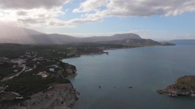 Girit adasındaki gökyüzü manzarası masmavi suyla, Yunanistan, Avrupa, Girit 'in güneyinde güzel, egzotik bir ada, inanılmaz Altın Sahili, adanın en güzel ve en iyi plajları