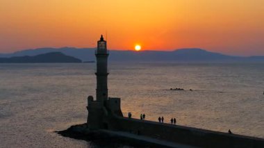 Geceleri Chania kasabası, Deniz feneri, İHA çekimi, Girit, Yunanistan, Chania 'nın muhteşem deniz feneri, Güzel Eski Şehir, Yunanistan ve en güzel manzaralı yerleri ile havadan görünüşü - eski güzel kasaba manzarası 