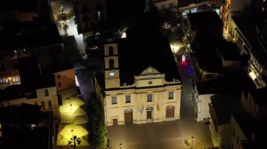 Gece vakti Chania kasabası, İHA çekimi, Girit, Yunanistan, Chania 'nın muhteşem deniz feneri, Güzel Eski Şehir, Yunanistan ve en güzel manzaralı yerleri ile havadan görünüşü - pitoresk eski kasaba manzarası 
