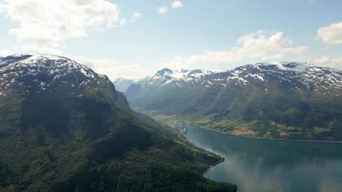 Loen üzerinde panorama manzarası ve Nordfjord, Norveç 'in iç kısmı. Norveç 'teki Leon Skylift' ten Lovatnet Gölü. Eski Leon Norveç Skylift Dağı, Hoven Zirvesi 'nden Leon Köyü, 