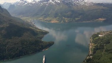 Loen üzerinde panorama manzarası ve Nordfjord, Norveç 'in iç kısmı. Norveç 'teki Leon Skylift' ten Lovatnet Gölü. Eski Leon Norveç Skylift Dağı, Hoven Zirvesi 'nden Leon Köyü, 