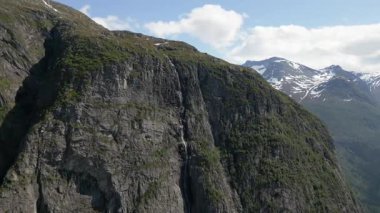 Loen üzerinde panorama manzarası ve Nordfjord, Norveç 'in iç kısmı. Norveç 'teki Leon Skylift' ten Lovatnet Gölü. Eski Leon Norveç Skylift Dağı, Hoven Zirvesi 'nden Leon Köyü, 