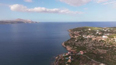 Girit adasındaki gökyüzü manzarası masmavi suyla, Yunanistan, Avrupa, Girit 'in güneyinde güzel, egzotik bir ada, inanılmaz Altın Sahili, adanın en güzel ve en iyi plajları