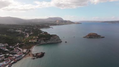 Girit adasındaki gökyüzü manzarası masmavi suyla, Yunanistan, Avrupa, Girit 'in güneyinde güzel, egzotik bir ada, inanılmaz Altın Sahili, adanın en güzel ve en iyi plajları
