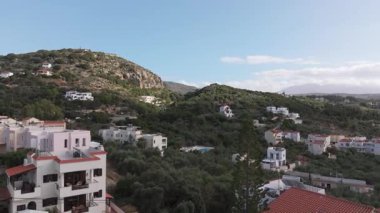 Girit adasındaki gökyüzü manzarası masmavi suyla, Yunanistan, Avrupa, Girit 'in güneyinde güzel, egzotik bir ada, inanılmaz Altın Sahili, adanın en güzel ve en iyi plajları