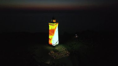 Gece Feneri Rubjerg Knude 'deki deniz fenerinde lazer ışığı gösterisi Danimarka Kuzey Denizi kıyısındaki kum tepeleri klasik tarz Danimarka, Avrupa, Güzel Peyzaj