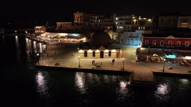 Gece vakti Chania kasabası, İHA çekimi, Girit, Yunanistan, Chania 'nın muhteşem deniz feneri, Güzel Eski Şehir, Yunanistan ve en güzel manzaralı yerleri ile havadan görünüşü - pitoresk eski kasaba manzarası 