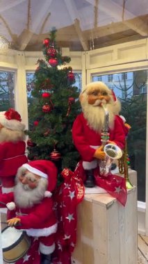 Noel Baba oyuncakları ve Noel ağaçlarını taşıyor Yeni yıl süslemeleri panayırda, Noel süslemeleri