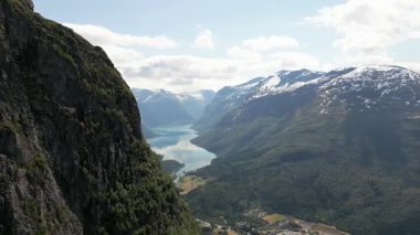 Loen üzerinde panorama manzarası ve Nordfjord, Norveç 'in iç kısmı. Norveç 'teki Leon Skylift' ten Lovatnet Gölü. Eski Leon Norveç Skylift Dağı, Hoven Zirvesi 'nden Leon Köyü, 