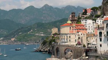 Atrani 'nin Amalfi Sahili' ndeki ünlü sahil köyünün hava manzarası. İtalya 'nın Campania bölgesindeki Salerno ilinin Amalfi kıyısındaki küçük Atrani kasabası. Amalfi kıyısındaki Atrani kasabası, İtalya.