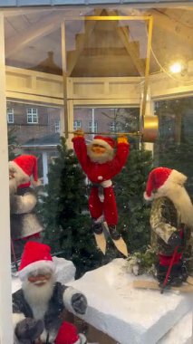 Noel Baba oyuncakları ve Noel ağaçlarını taşıyor Yeni yıl süslemeleri panayırda, Noel süslemeleri