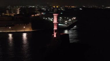 Gece vakti Chania kasabası, İHA çekimi, Girit, Yunanistan, Chania 'nın muhteşem deniz feneri, Güzel Eski Şehir, Yunanistan ve en güzel manzaralı yerleri ile havadan görünüşü - pitoresk eski kasaba manzarası 