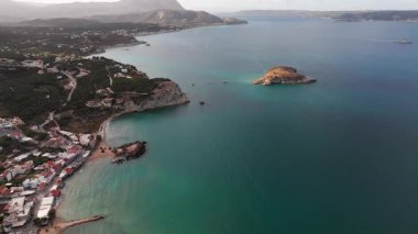 Girit adasındaki gökyüzü manzarası masmavi suyla, Yunanistan, Avrupa, Girit 'in güneyinde güzel, egzotik bir ada, inanılmaz Altın Sahili, adanın en güzel ve en iyi plajları